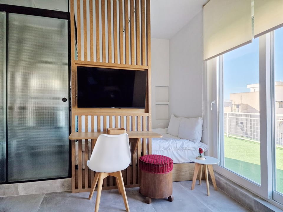 Bed, TV and multimedia, Balcony/Terrace, Seating area, towels