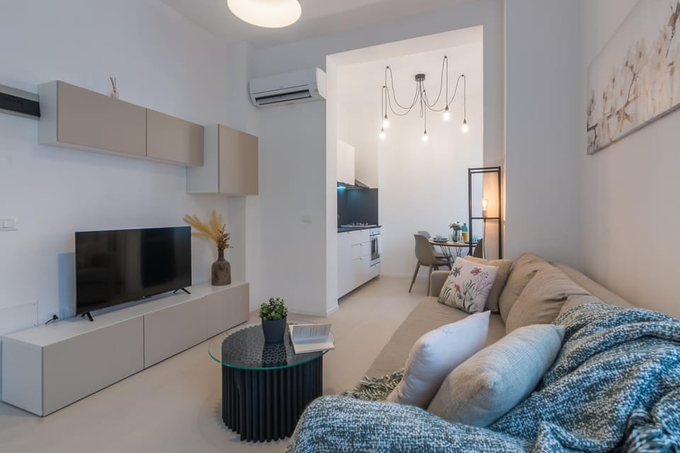 TV and multimedia, Living room, Seating area, air conditioner