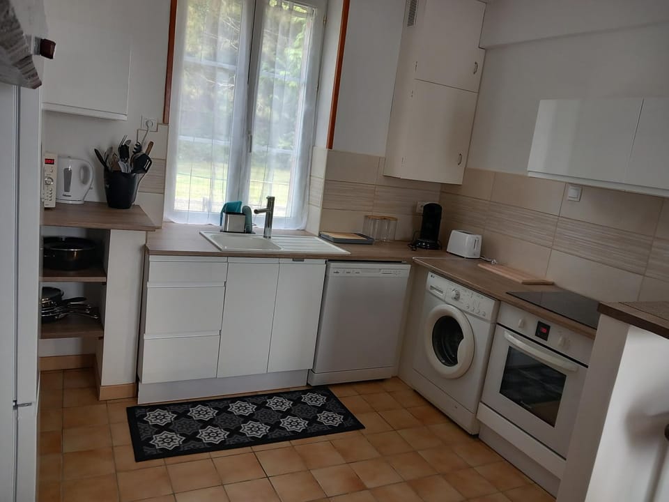 Coffee/tea facilities, dishwasher, oven, stove, toaster, washing machine, dryer