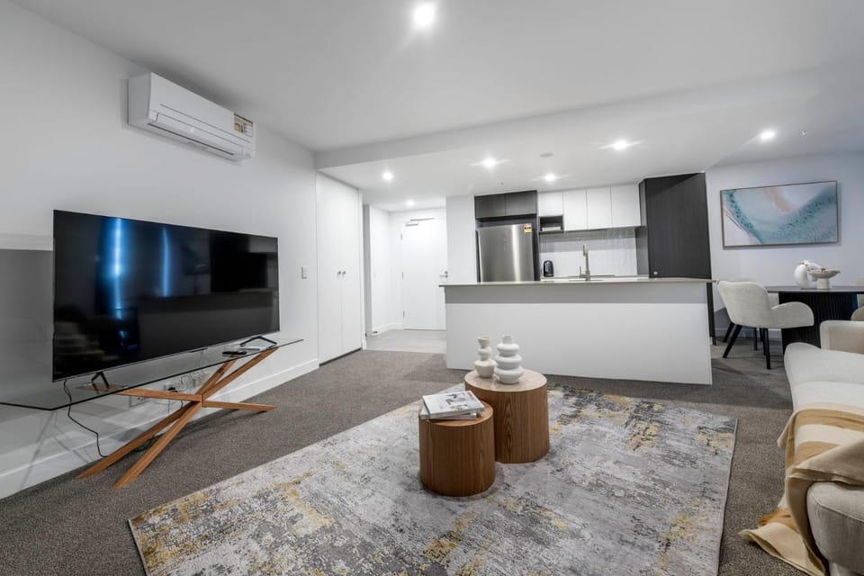 Bed, TV and multimedia, Living room, Photo of the whole room, Seating area, Evening entertainment, Bedroom, air conditioner
