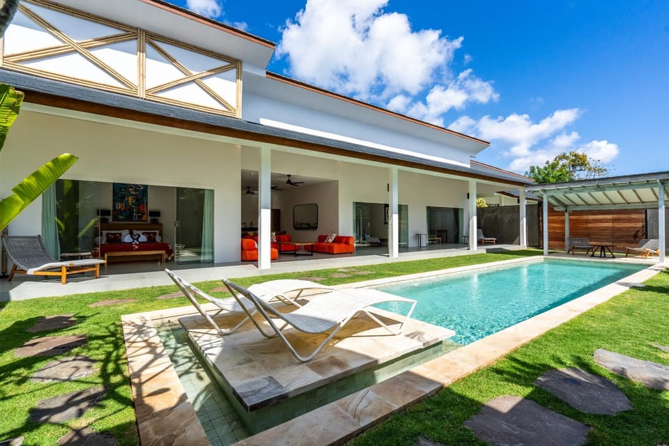 Garden view, Pool view, Swimming pool, sunbed