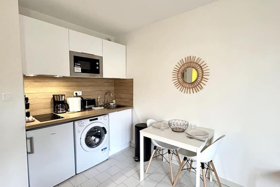 Coffee/tea facilities, Kitchen or kitchenette, Dining area, stove, toaster, washing machine