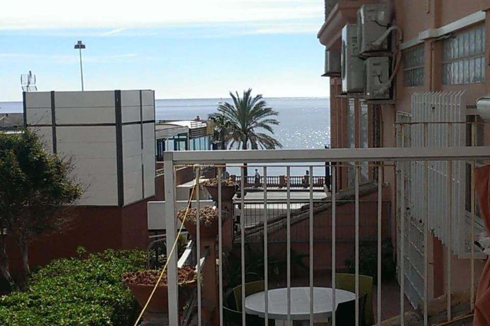 Perfect location, beach 50 m away and pool Apartment in Benalmadena