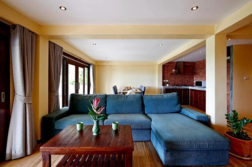 Kitchen or kitchenette, Seating area