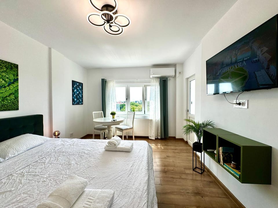 Bed, TV and multimedia, Photo of the whole room, Seating area, Bedroom