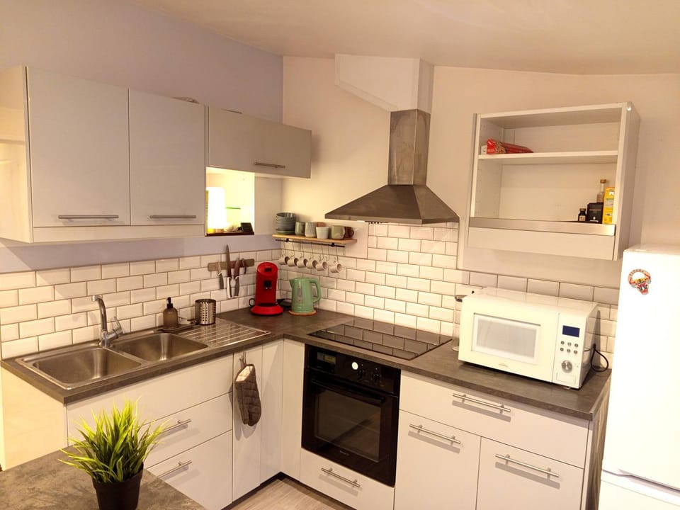 Coffee/tea facilities, Kitchen or kitchenette, oven, stove