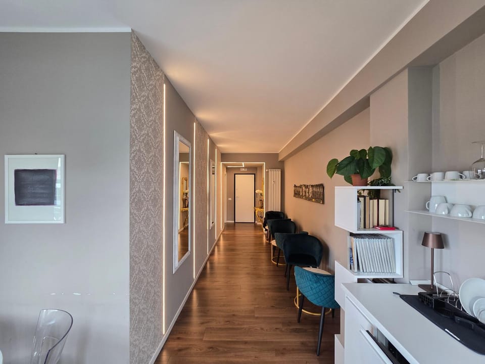 Coffee/tea facilities, Kitchen or kitchenette, Seating area