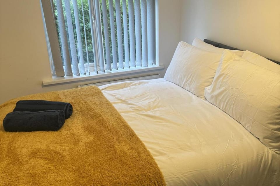 3 Bed-Sleeps 5- Garden-Pets-Parking House in Wolverhampton
