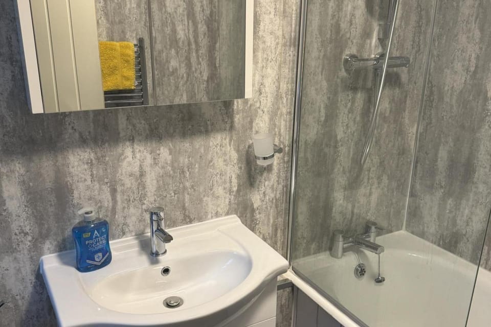 3 Bed-Sleeps 5- Garden-Pets-Parking House in Wolverhampton