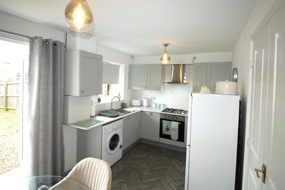 House - Sleeps 4 - Pets Ok - Parking House in Ashington