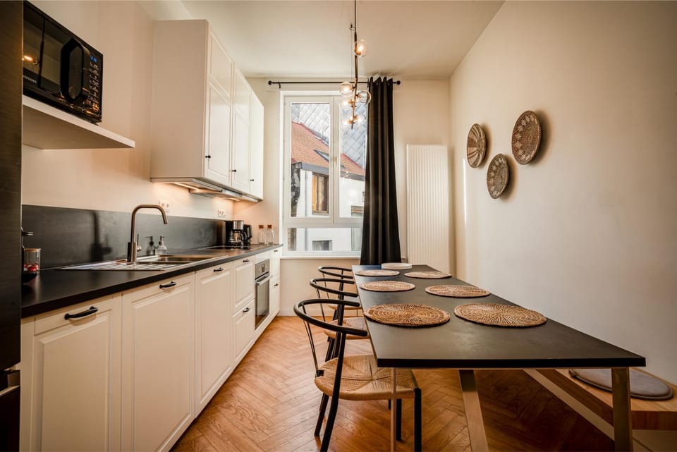 Kitchen or kitchenette, Dining area, oven, stove