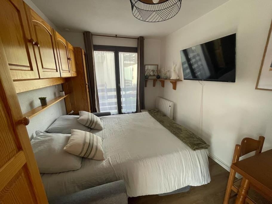Bed, TV and multimedia, Photo of the whole room