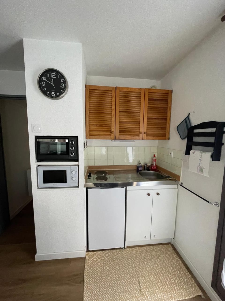 Kitchen or kitchenette, oven, stove