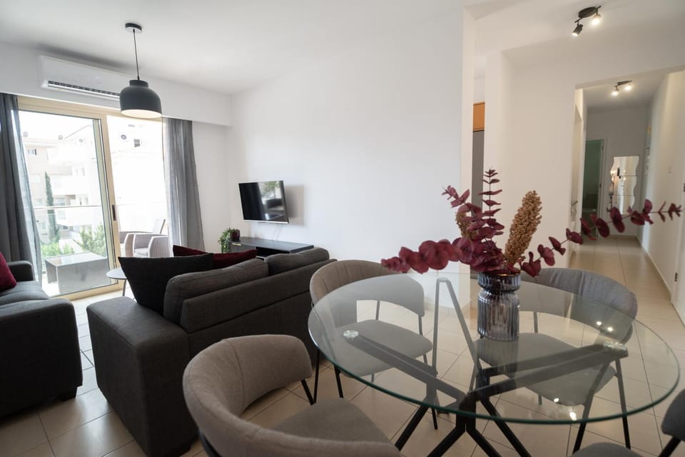 TV and multimedia, Living room, Seating area, Dining area