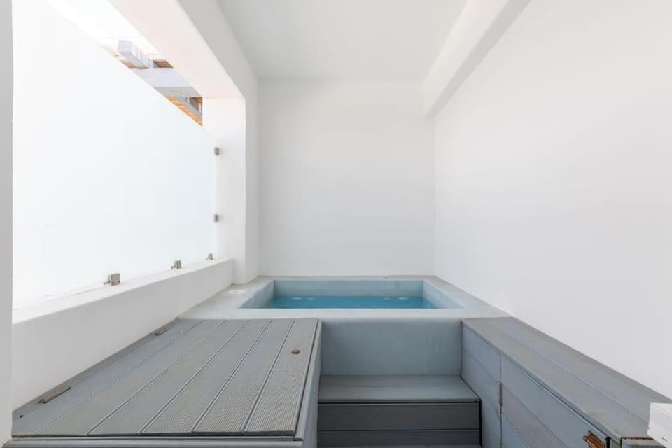 Mykonos Luxury Apartment with Jacuzzi Apartment in Mykonos, Mikonos 846 00, Greece