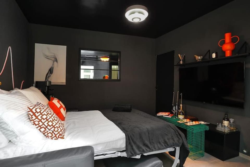 Le Dark Apartment in Paris