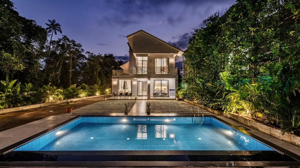 Facade/entrance, Swimming pool