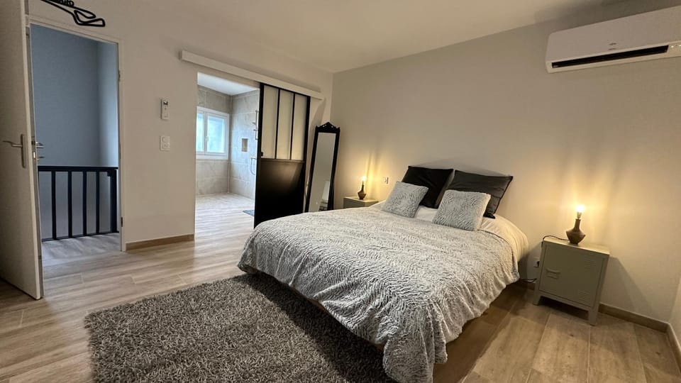 Bed, Photo of the whole room, Bedroom, air conditioner