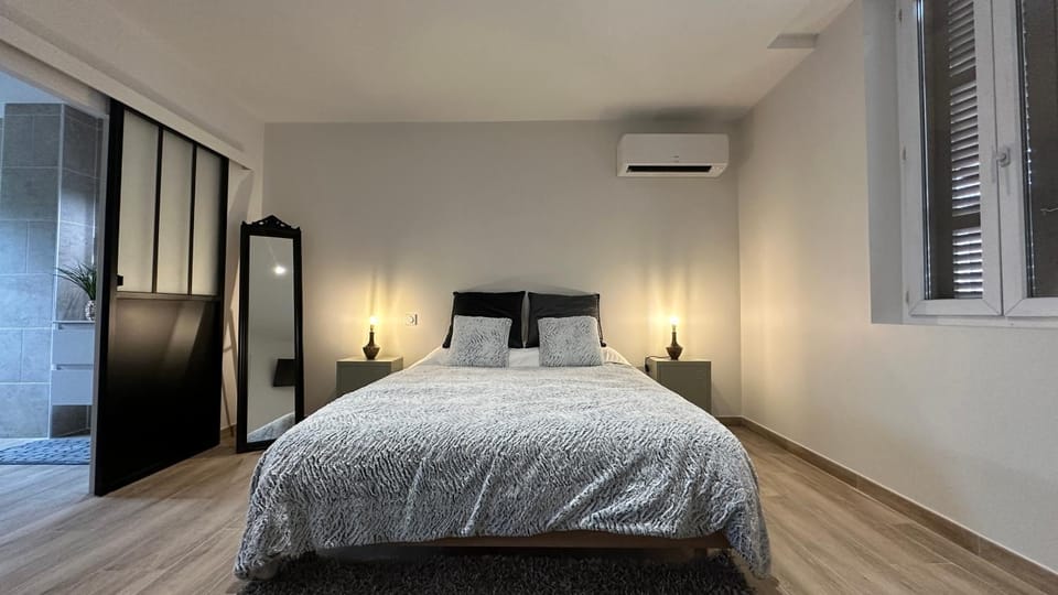 Bed, Photo of the whole room, Bedroom, air conditioner