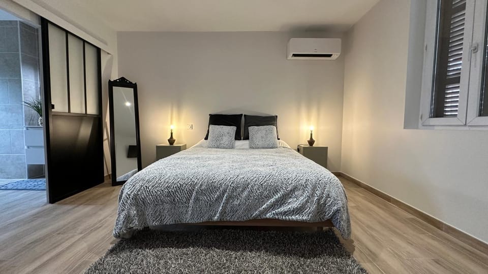 Bed, Photo of the whole room, Bedroom, air conditioner
