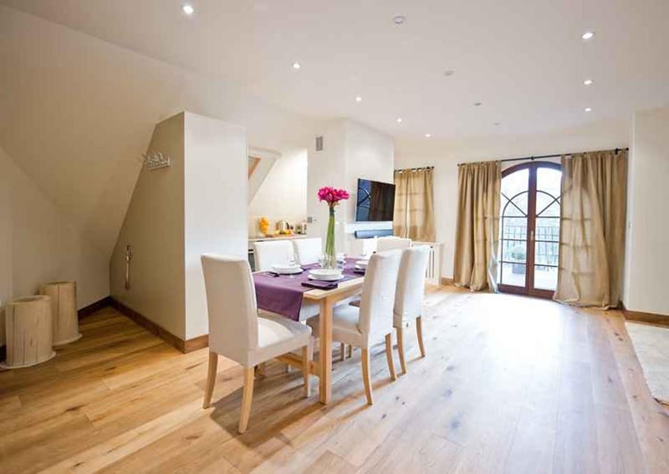 TV and multimedia, Living room, Seating area, Dining area