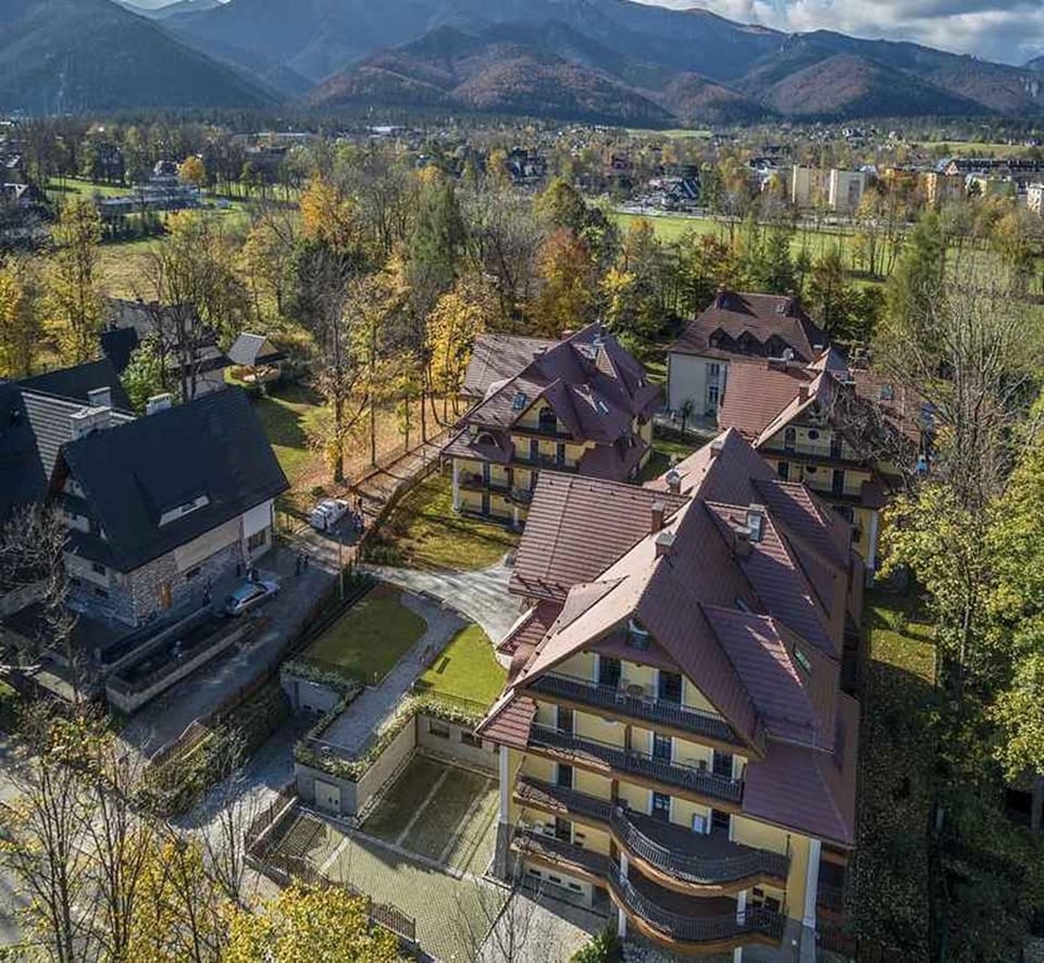 Property building, Bird's eye view, Mountain view