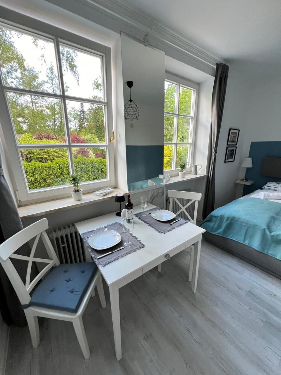 Bed, Living room, Photo of the whole room, Seating area, Dining area, Bedroom
