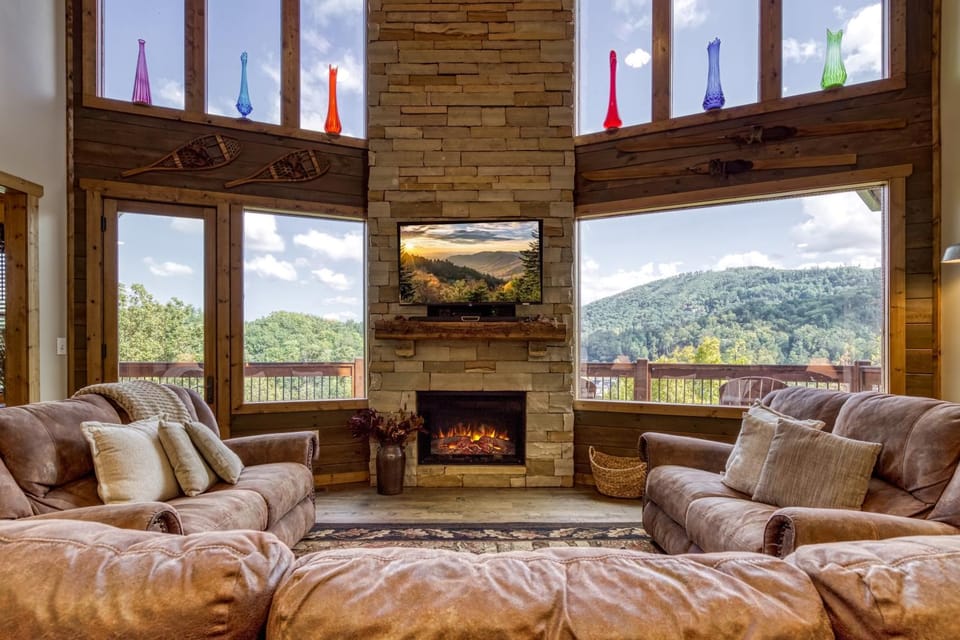 90 Seconds to Downtown MtnCity Views5 King Ensuites!Hot Tub10 BedsGas GrillPoolArcade Game Chalet in Gatlinburg