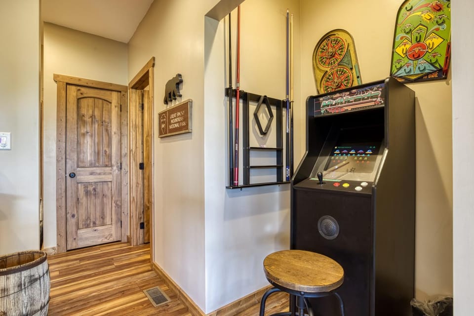 90 Seconds to Downtown MtnCity Views5 King Ensuites!Hot Tub10 BedsGas GrillPoolArcade Game Chalet in Gatlinburg
