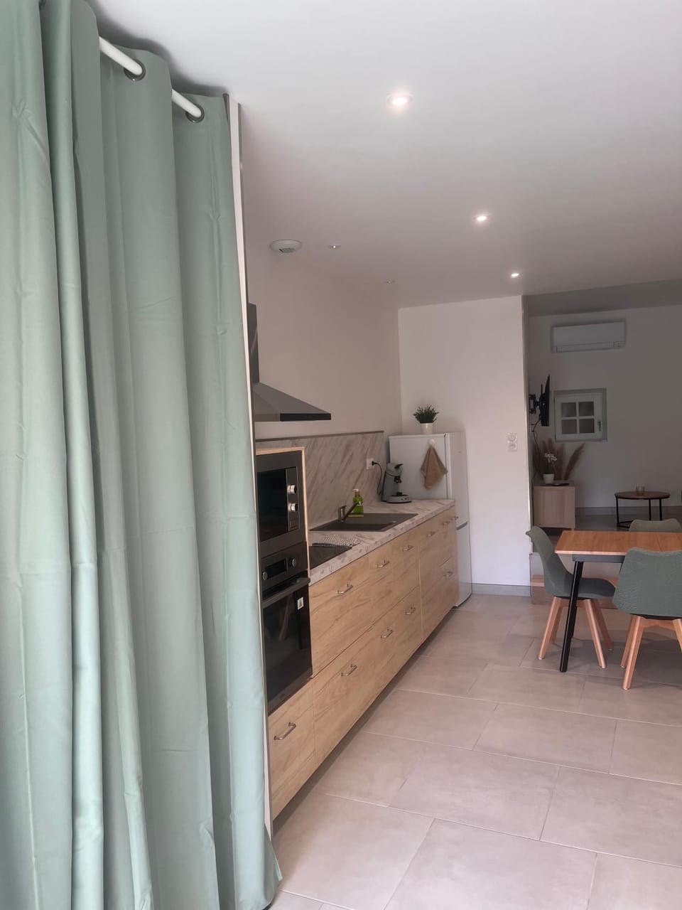 Kitchen or kitchenette, Dining area, stove
