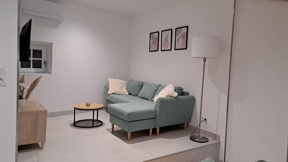 TV and multimedia, Living room, Seating area, air conditioner