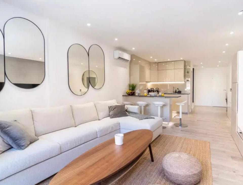 Luxurious 3Bedroom 2 BATH 110 m Apartment Adjoining Hotel Martinez Beachfront Apartment in Cannes