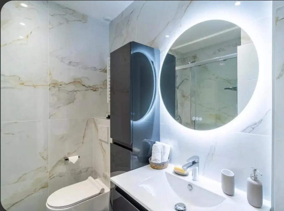 Luxurious 3Bedroom 2 BATH 110 m Apartment Adjoining Hotel Martinez Beachfront Apartment in Cannes