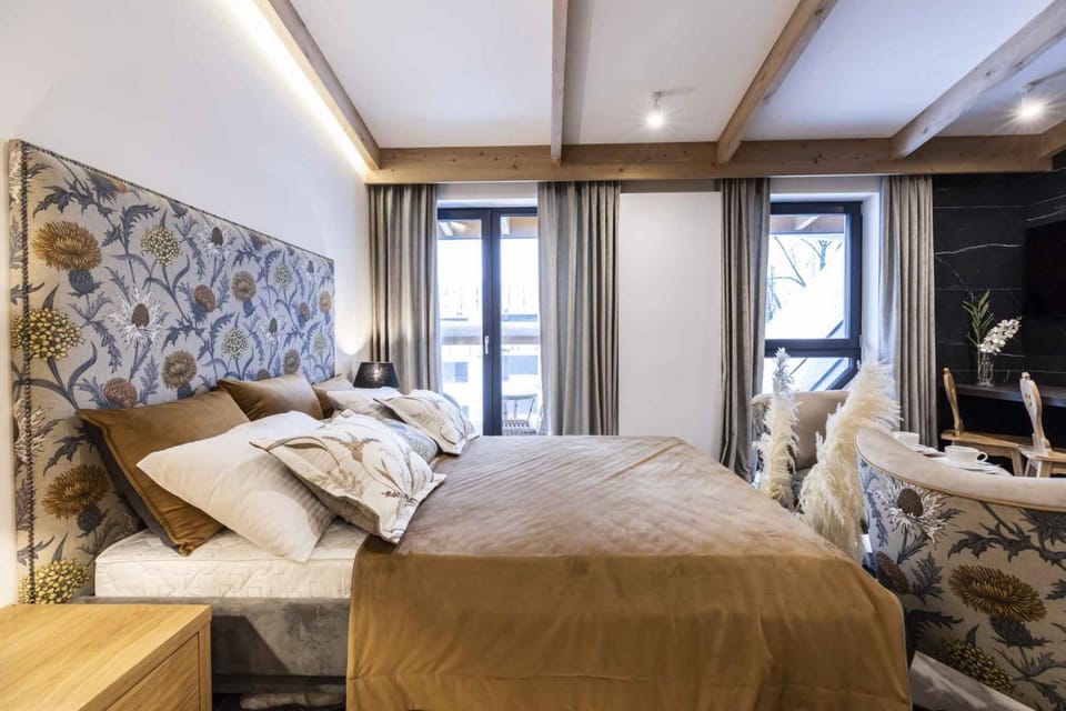 Bed, Photo of the whole room, Seating area, Bedroom