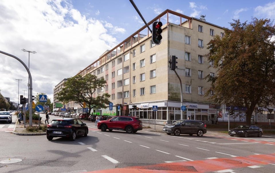 Property building, Neighbourhood, Location