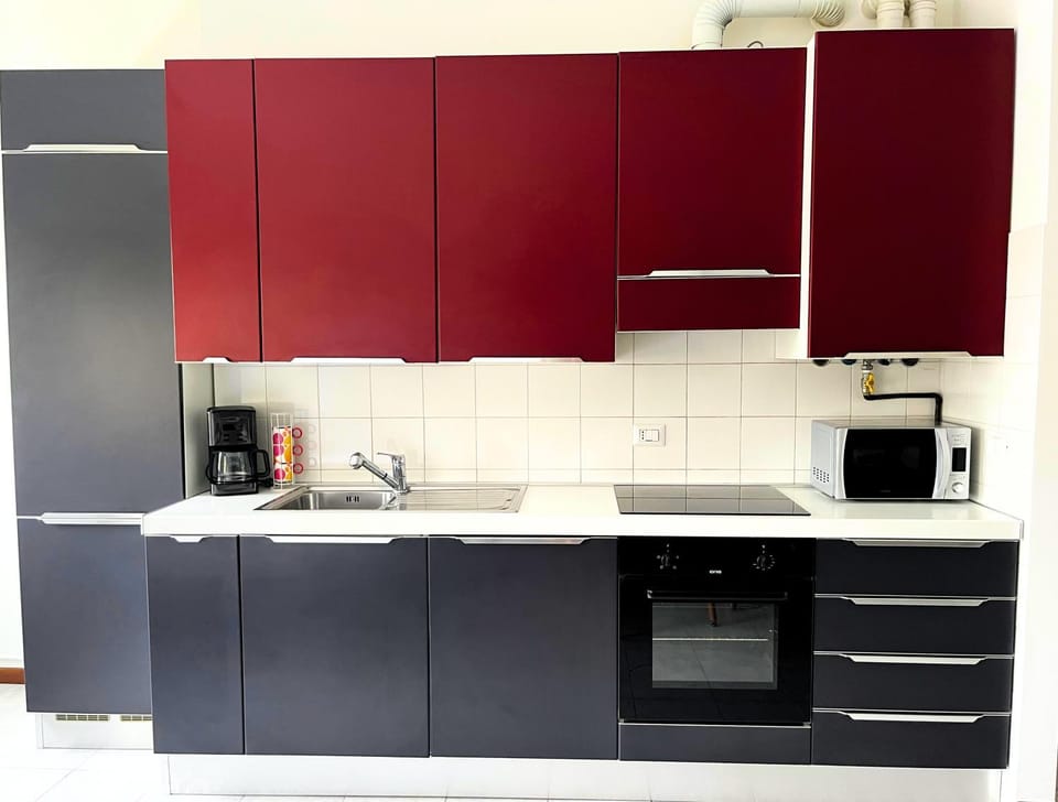 Coffee/tea facilities, dishwasher, microwave, oven, stove