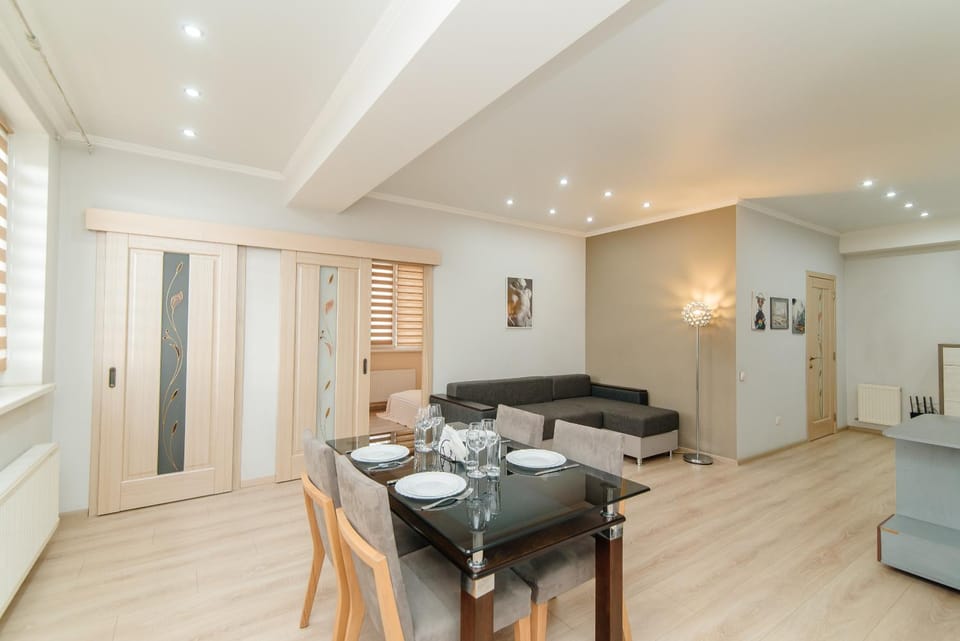 Seating area, Dining area