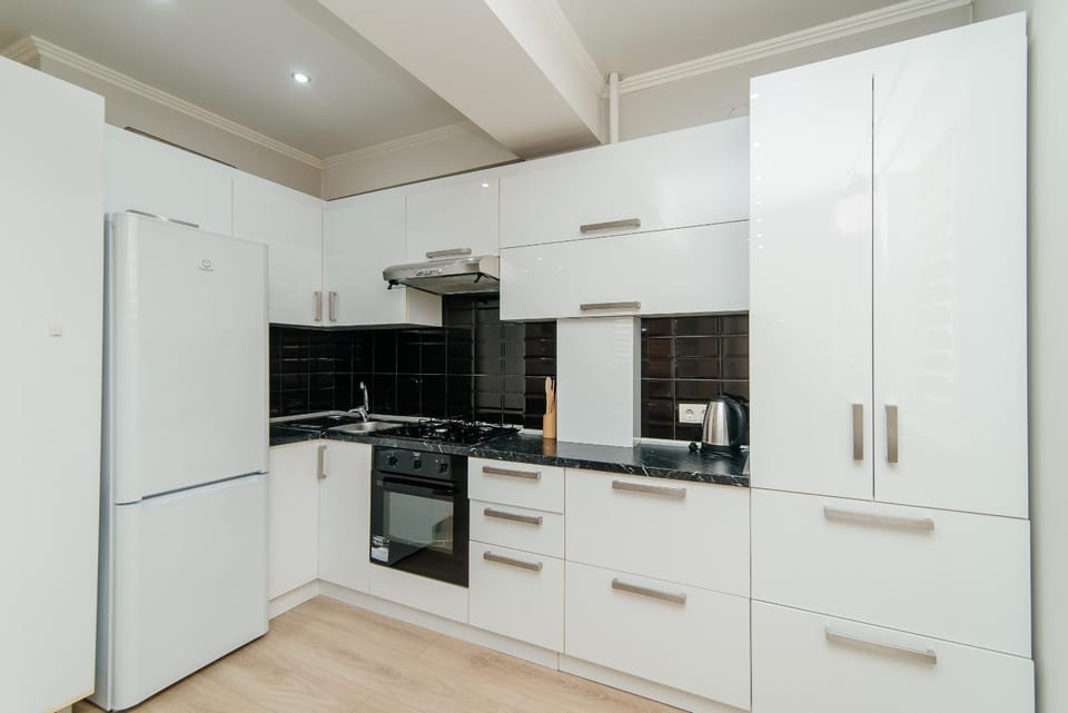 Kitchen or kitchenette, microwave, oven, stove