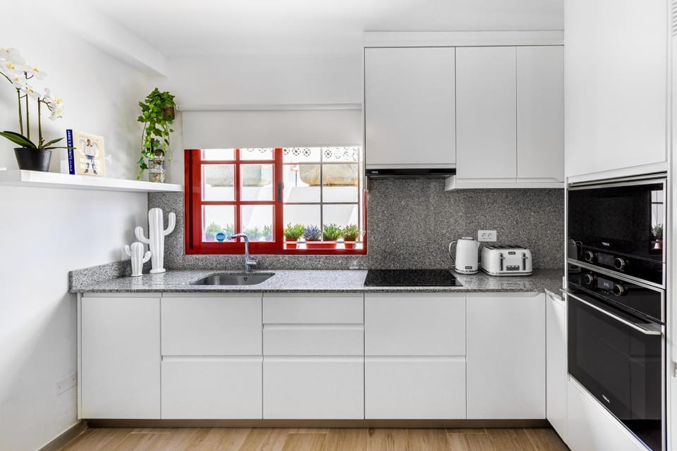 Coffee/tea facilities, Kitchen or kitchenette, oven, stove, toaster