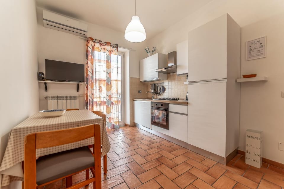 TV and multimedia, Kitchen or kitchenette, Dining area, oven, stove, air conditioner