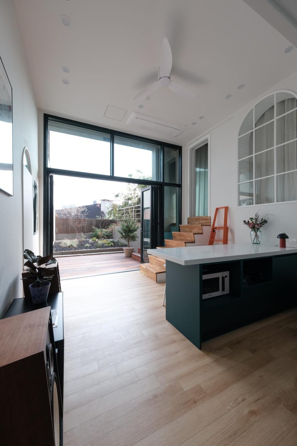 Kitchen or kitchenette, Living room, Seating area, Dining area, Garden view