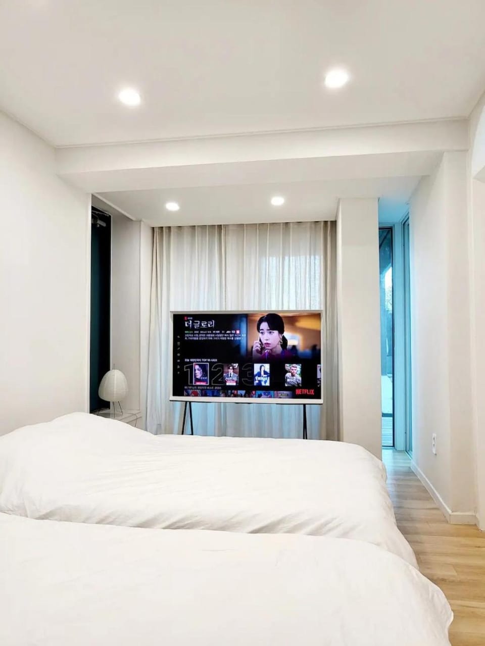 Bed, TV and multimedia, Bedroom