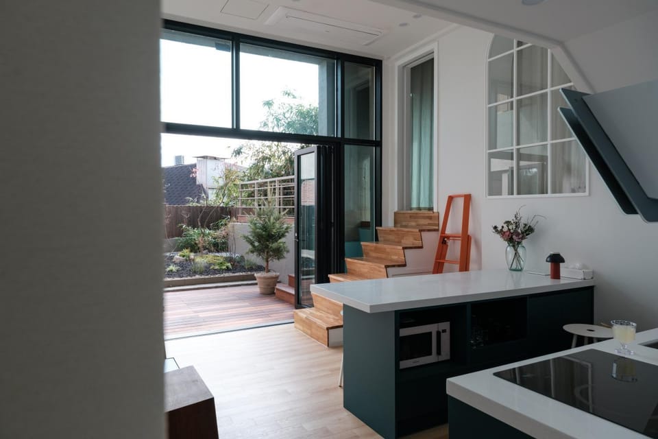 View (from property/room), Balcony/Terrace, Kitchen or kitchenette, Living room, Seating area, Dining area