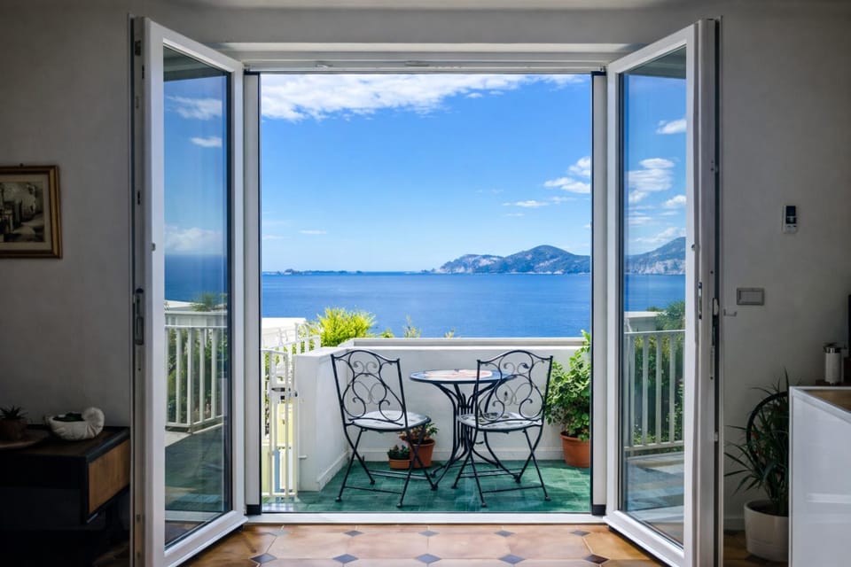 Day, Natural landscape, Balcony/Terrace, Seating area, Dining area, Mountain view, Sea view