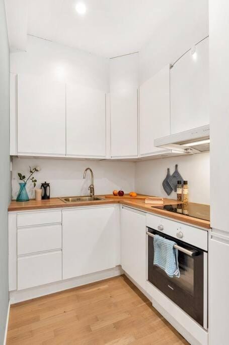 Coffee/tea facilities, Kitchen or kitchenette, stove