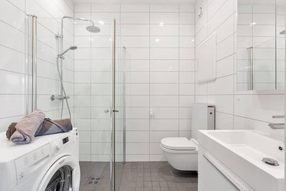 Shower, Toilet, Bathroom, towels, washing machine