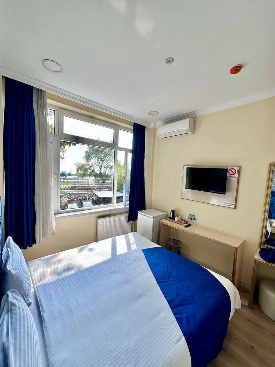 Bed, TV and multimedia, Photo of the whole room, Bedroom, air conditioner