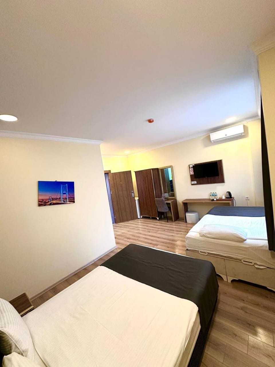 Bed, TV and multimedia, Photo of the whole room, Bedroom, air conditioner