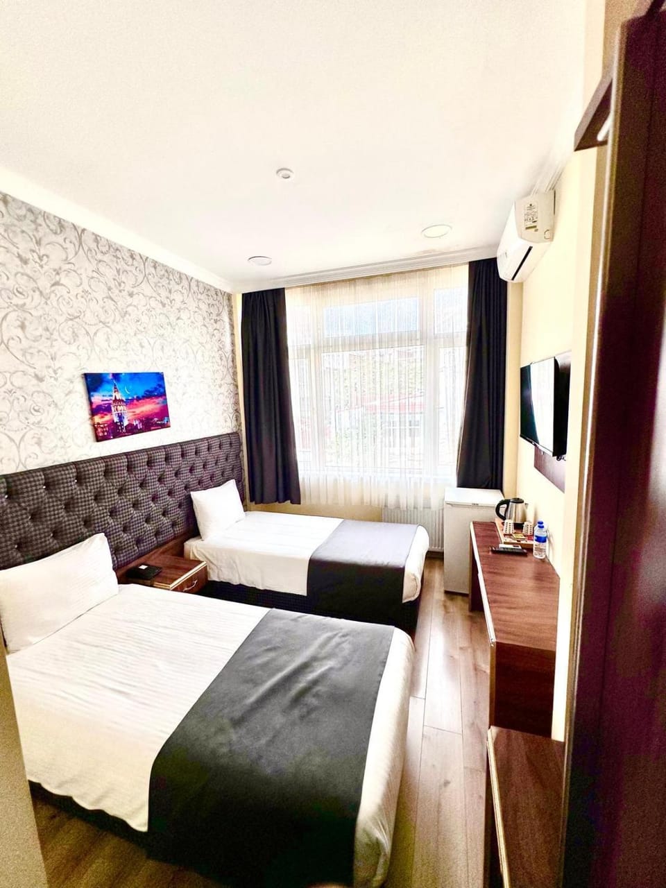 Bed, TV and multimedia, Photo of the whole room, Bedroom