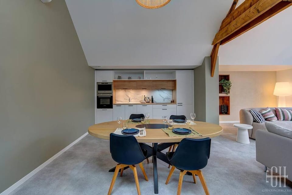 Kitchen or kitchenette, Dining area